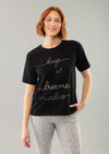 T-Shirt Amari 23 1/2'' avec écriture brodée